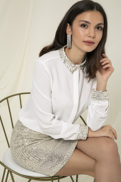 chemise blanche classique à col et manches à sequins argentés